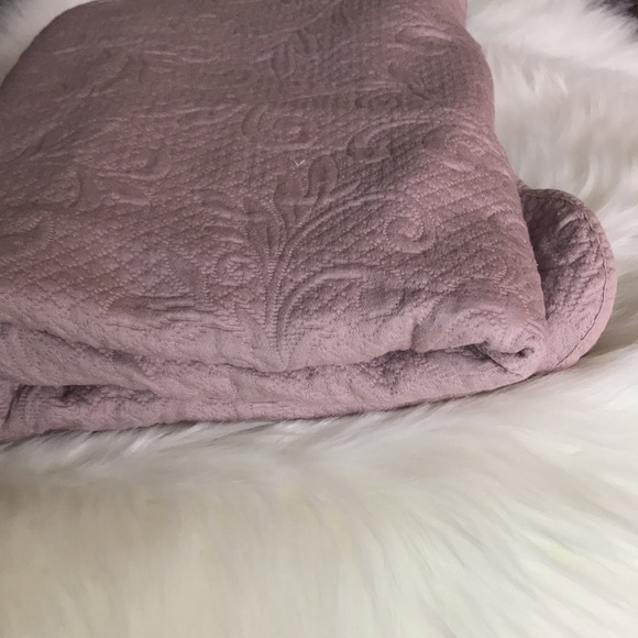 Bed spread  with scallops edge design 100% cotton.twin. In excellent condition - Picture 4 of 8